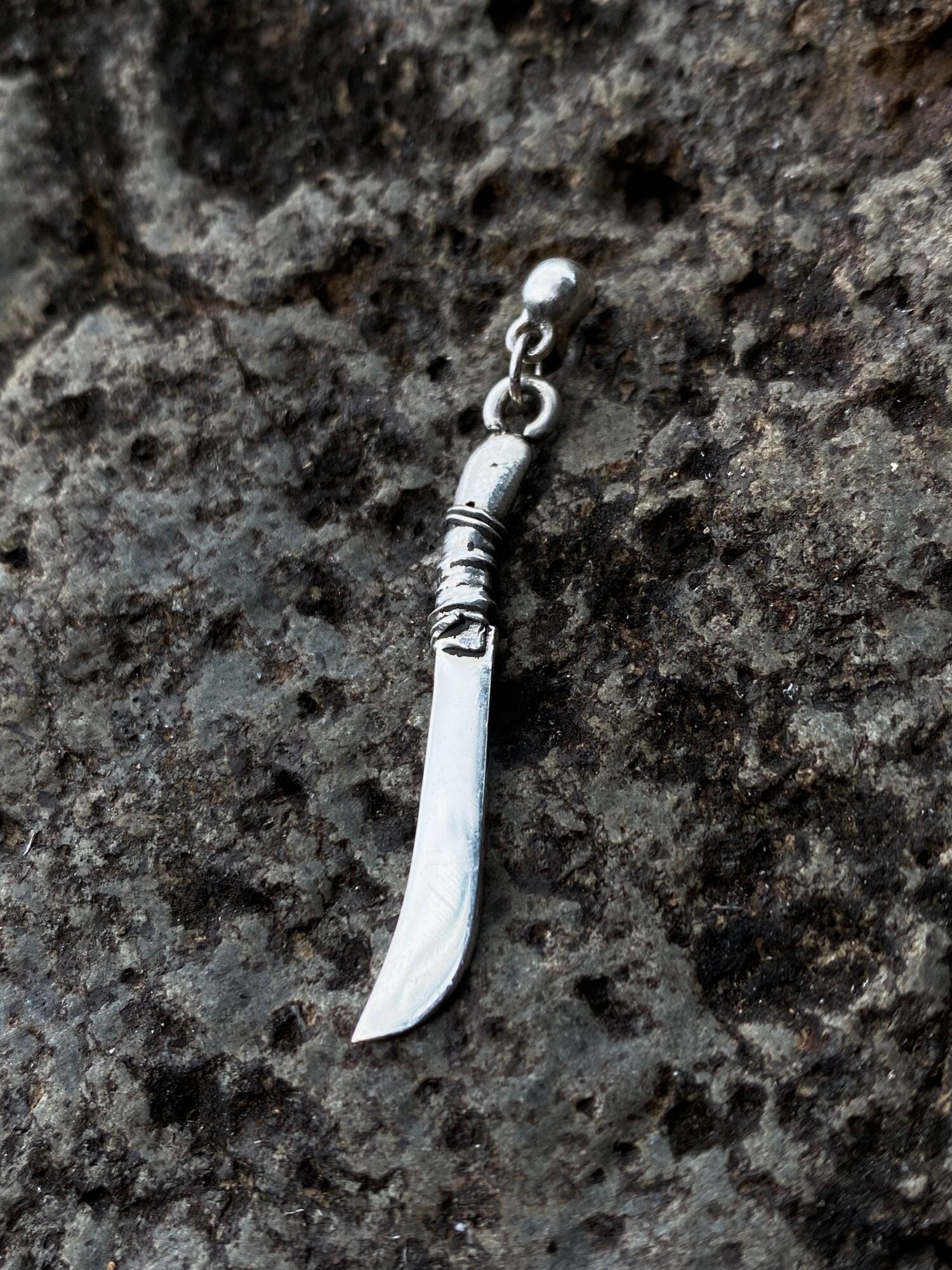 EL MACHETE STUD PLATA – ANTICUADO